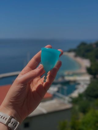 🏖️ Čeká vás menstruace na dovolené? S kalíškem LadyCup nemusíte zůstávat na apartmánu ani ležet na dece. 🙅‍♀️ Je malý,...